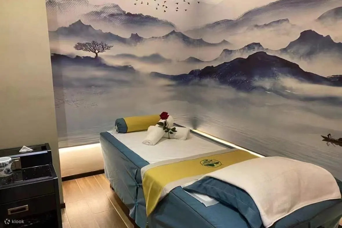 店内的装修采用了江南水乡的元素，营造出了一种宁静、典雅的氛围，让人感觉仿佛置身于江南的水墨画中